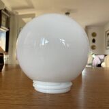 Plafonnier sphérique en verre opalin, abat-jour en verre opale de 7,5 cm de diamètre.