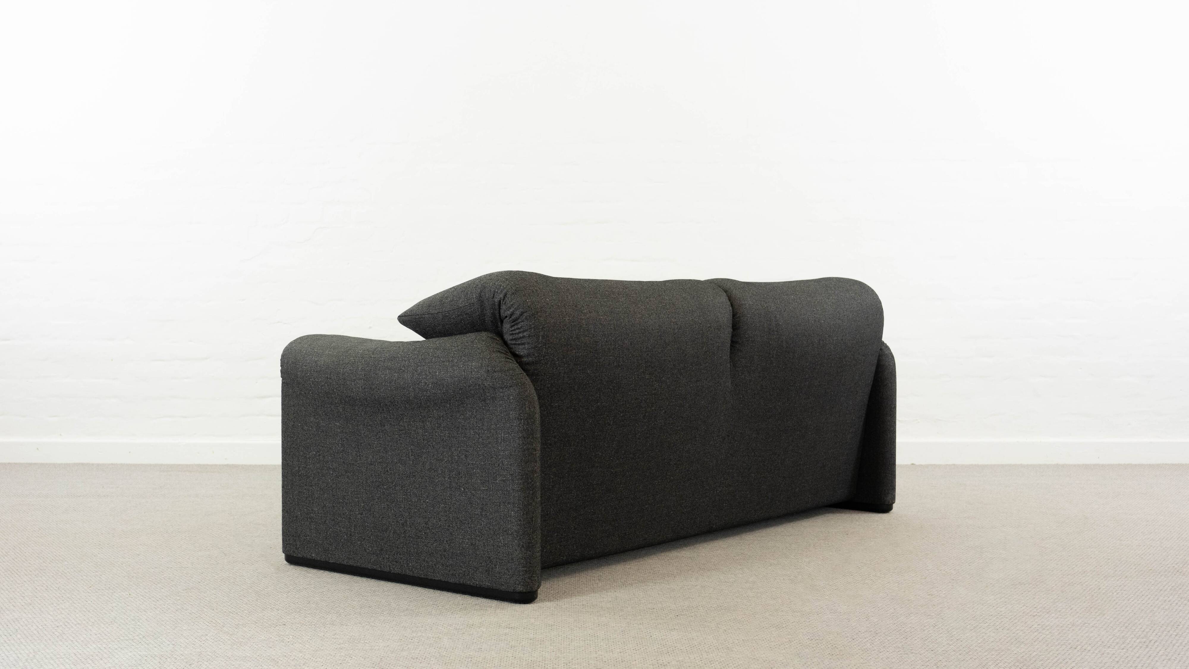 Maralunga 2.5-seat Sofa by Vico Magistretti for Cassina, Italy