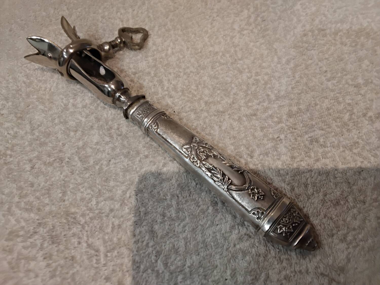 Silver metal handle in the style of Louis XVI.