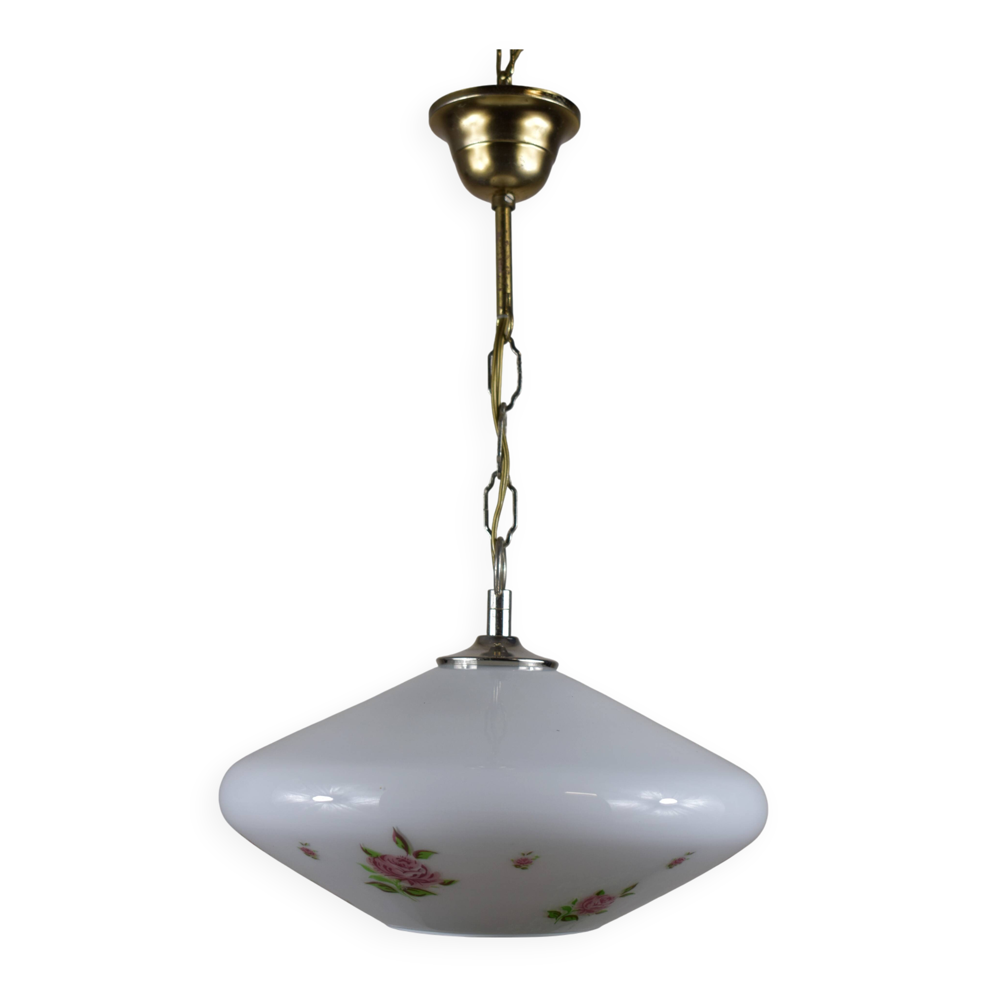 Suspension en verre blanc et motif de fleurs.