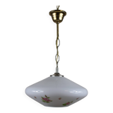 Suspension en verre blanc et motif de fleurs.
