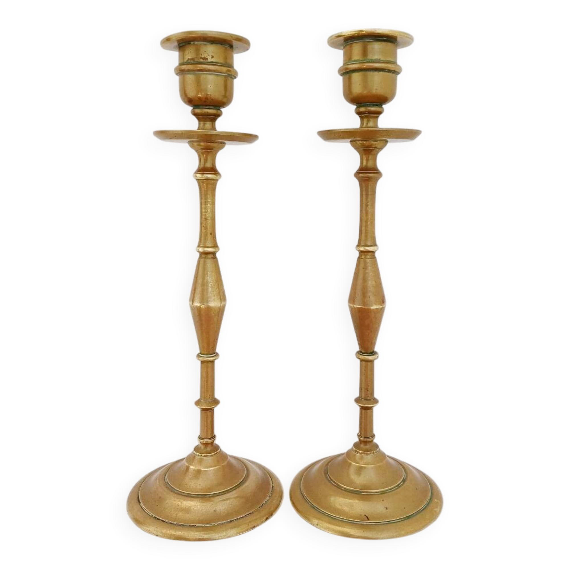 Paire de grands bougeoirs en laiton