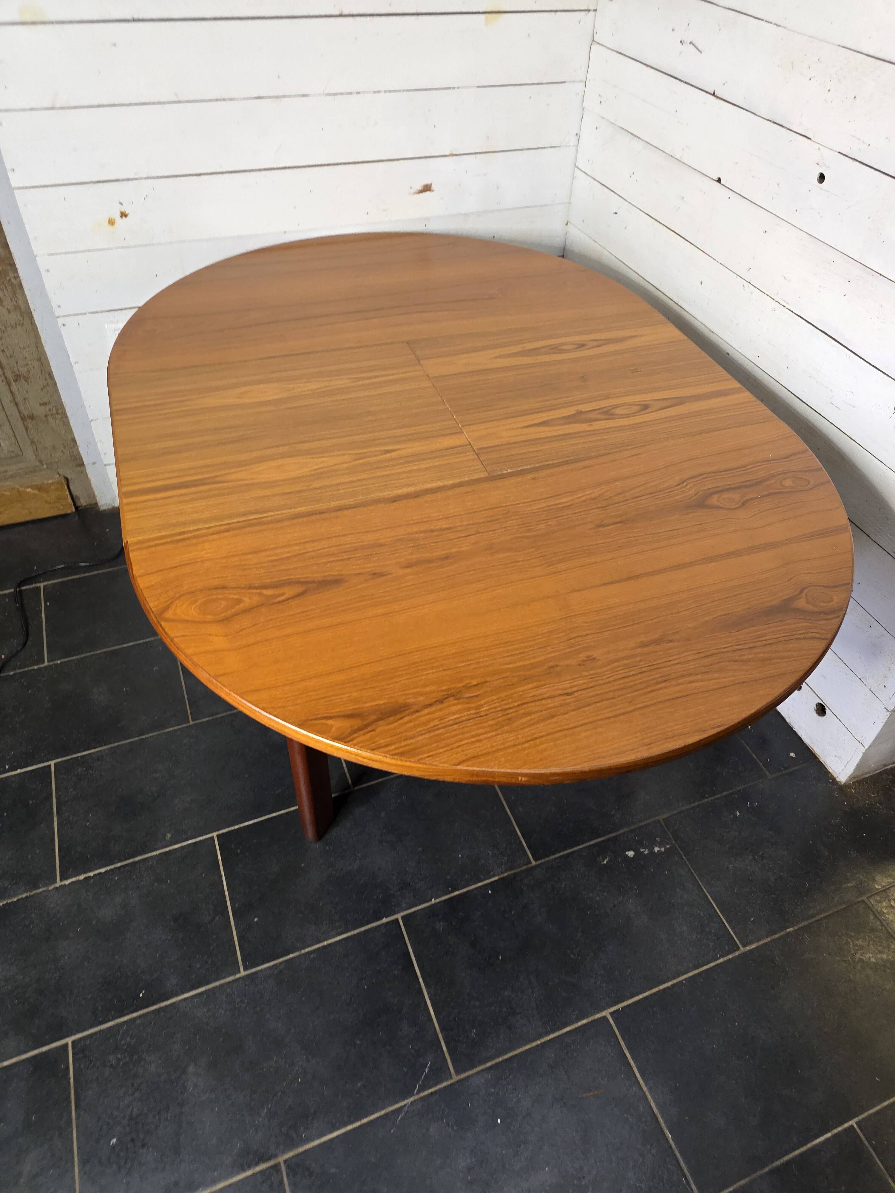 Vintage 60s extendable round teak table