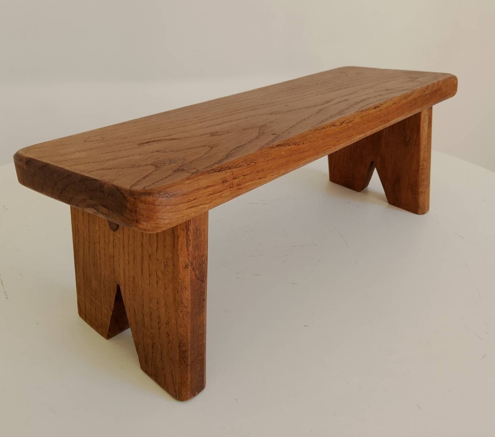 Tabouret petit banc brutaliste années 60 en chêne massif