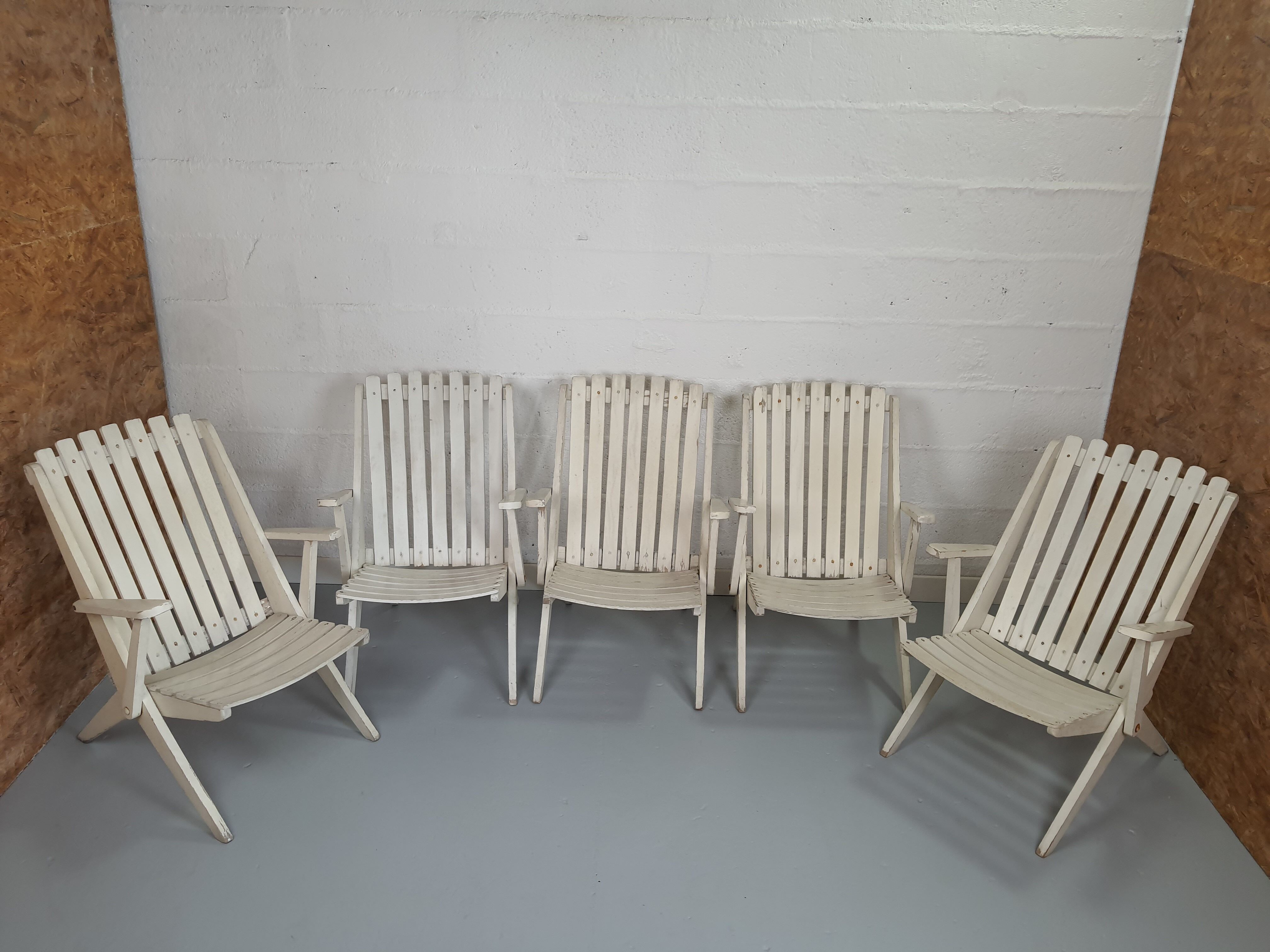 Lot 5 garden armchairs in vintage white wood