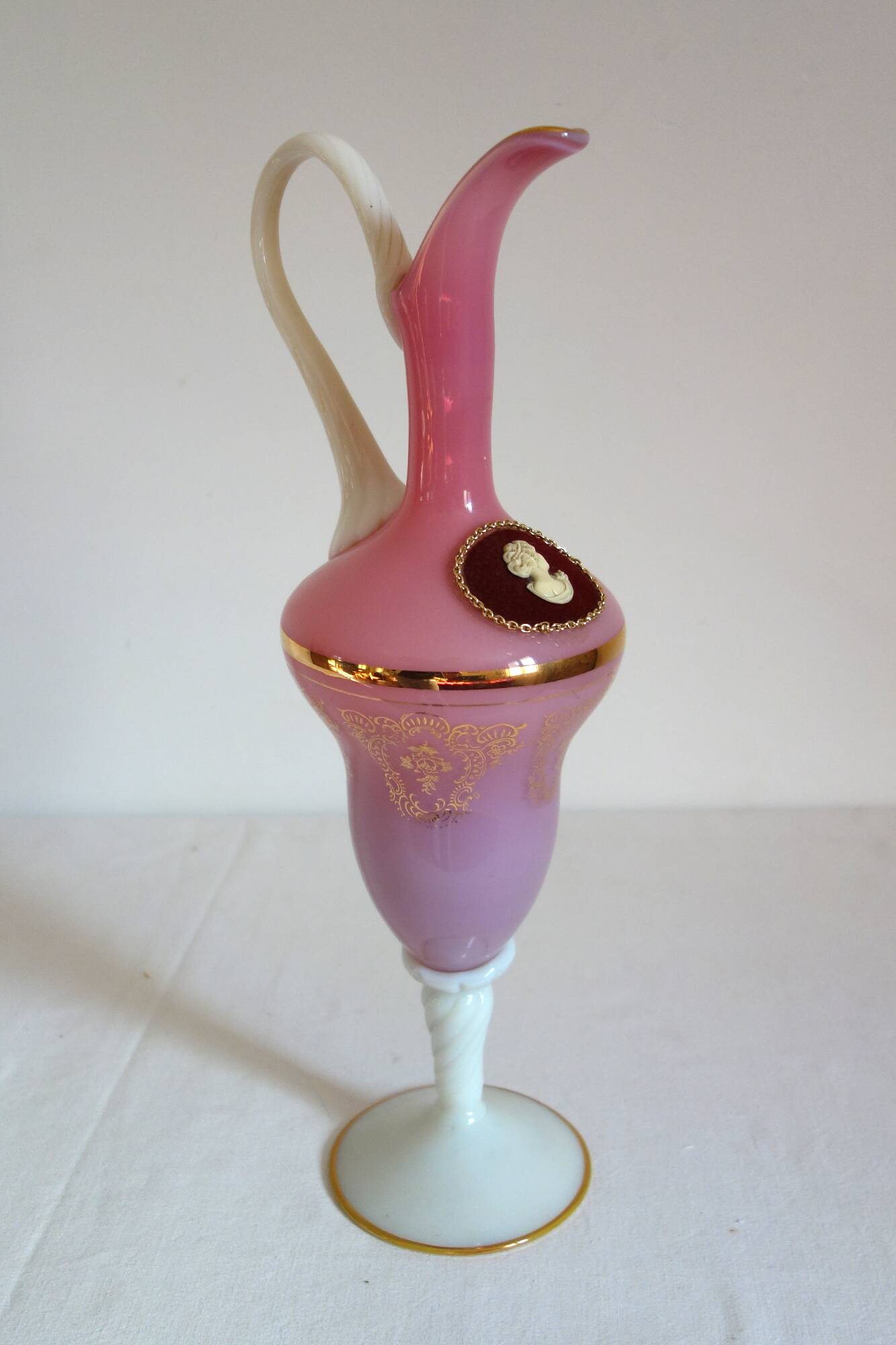 Ancienne aiguière en verre rose en blanc - camée velours