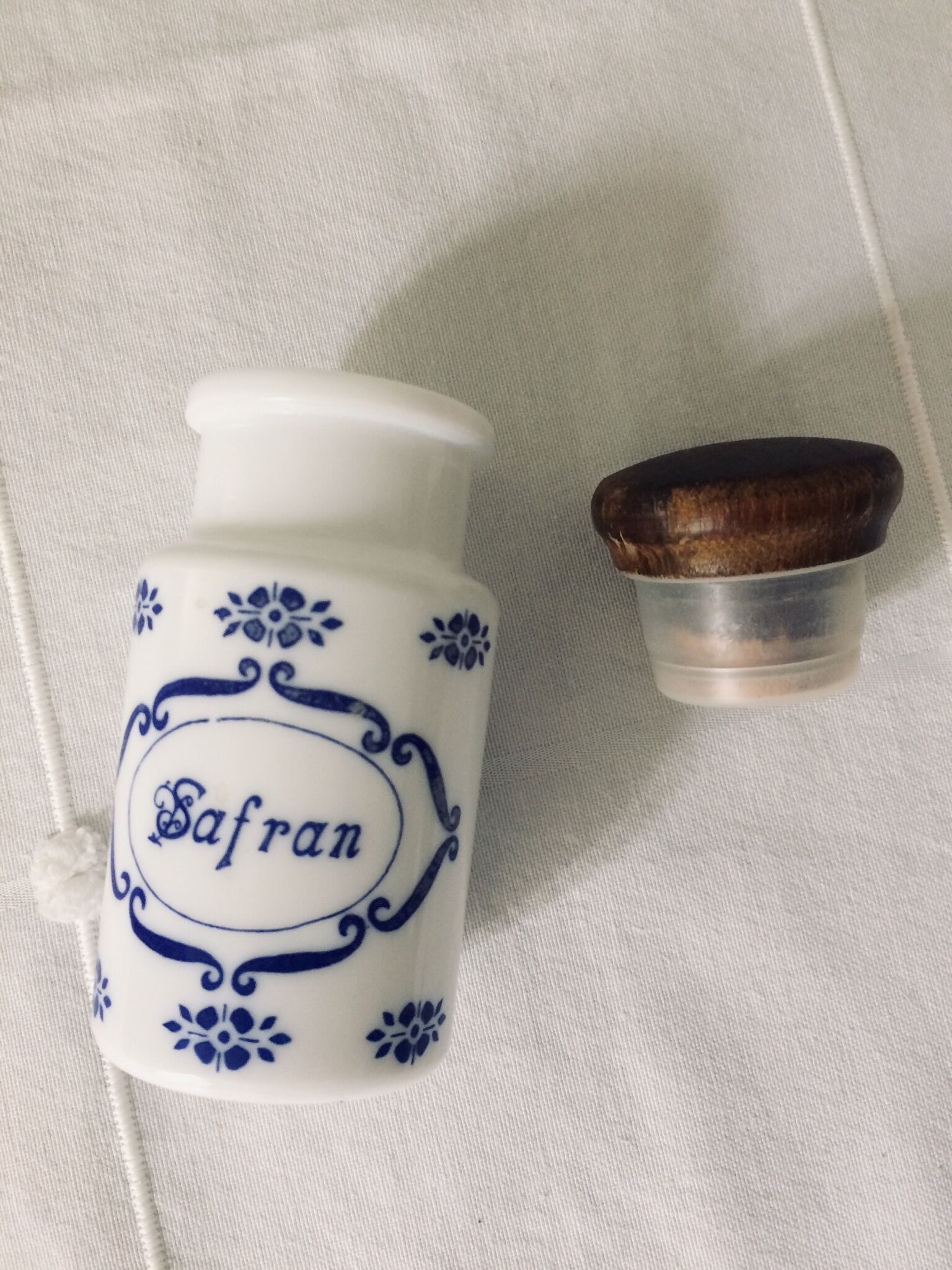 Série de 6 pots à épices vintage en opaline blanche