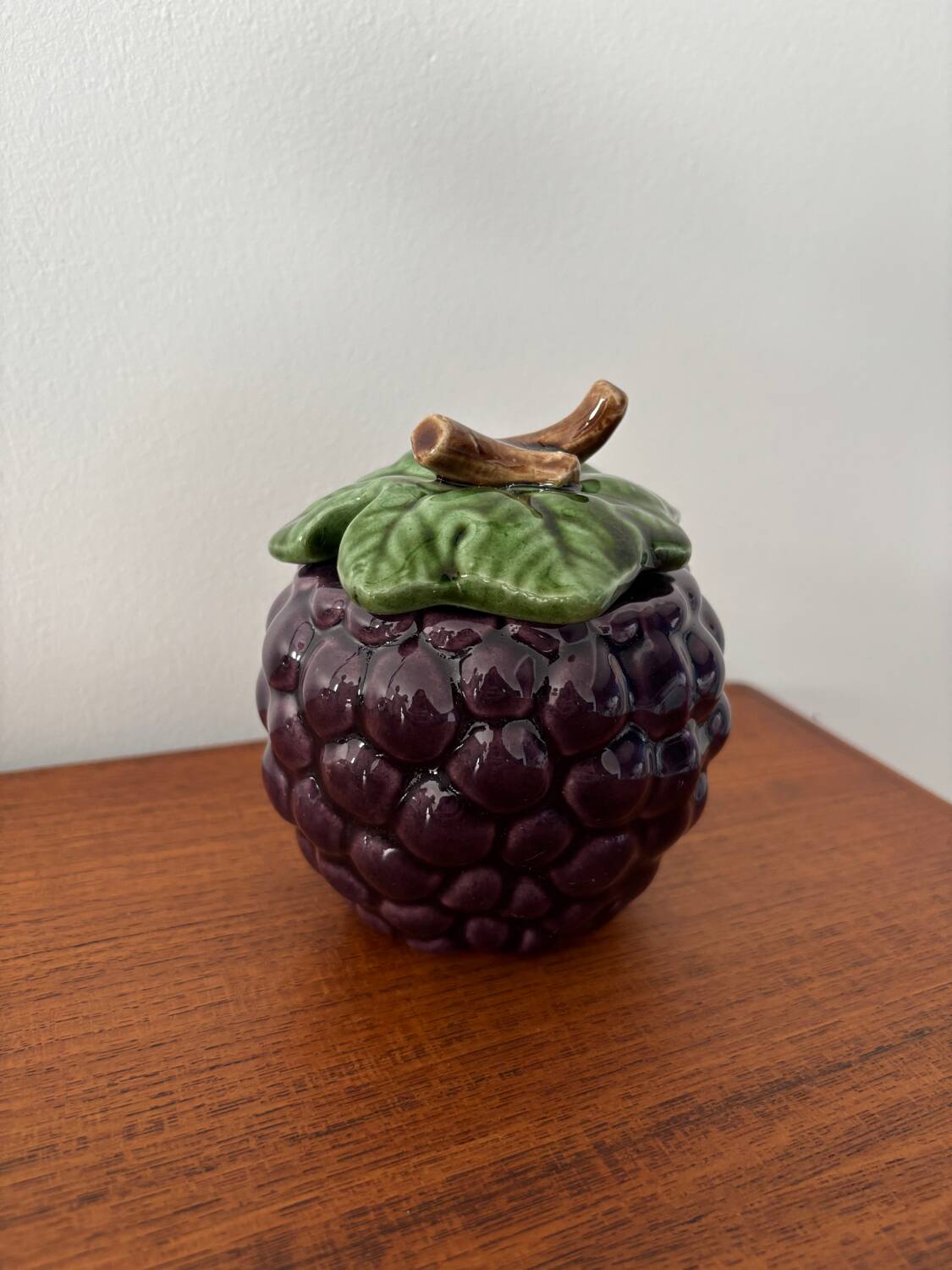 Small jam pot in blackcurrant grape slipware – Antique ceramic