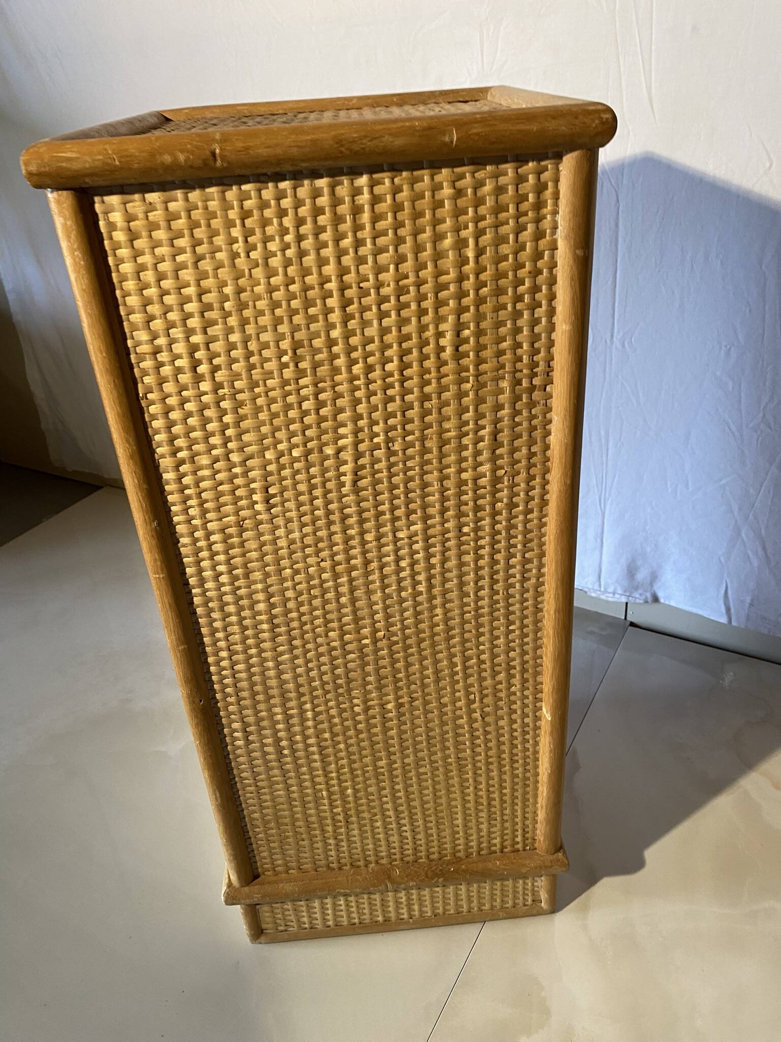 Meuble d'appoint chevet haut en rotin