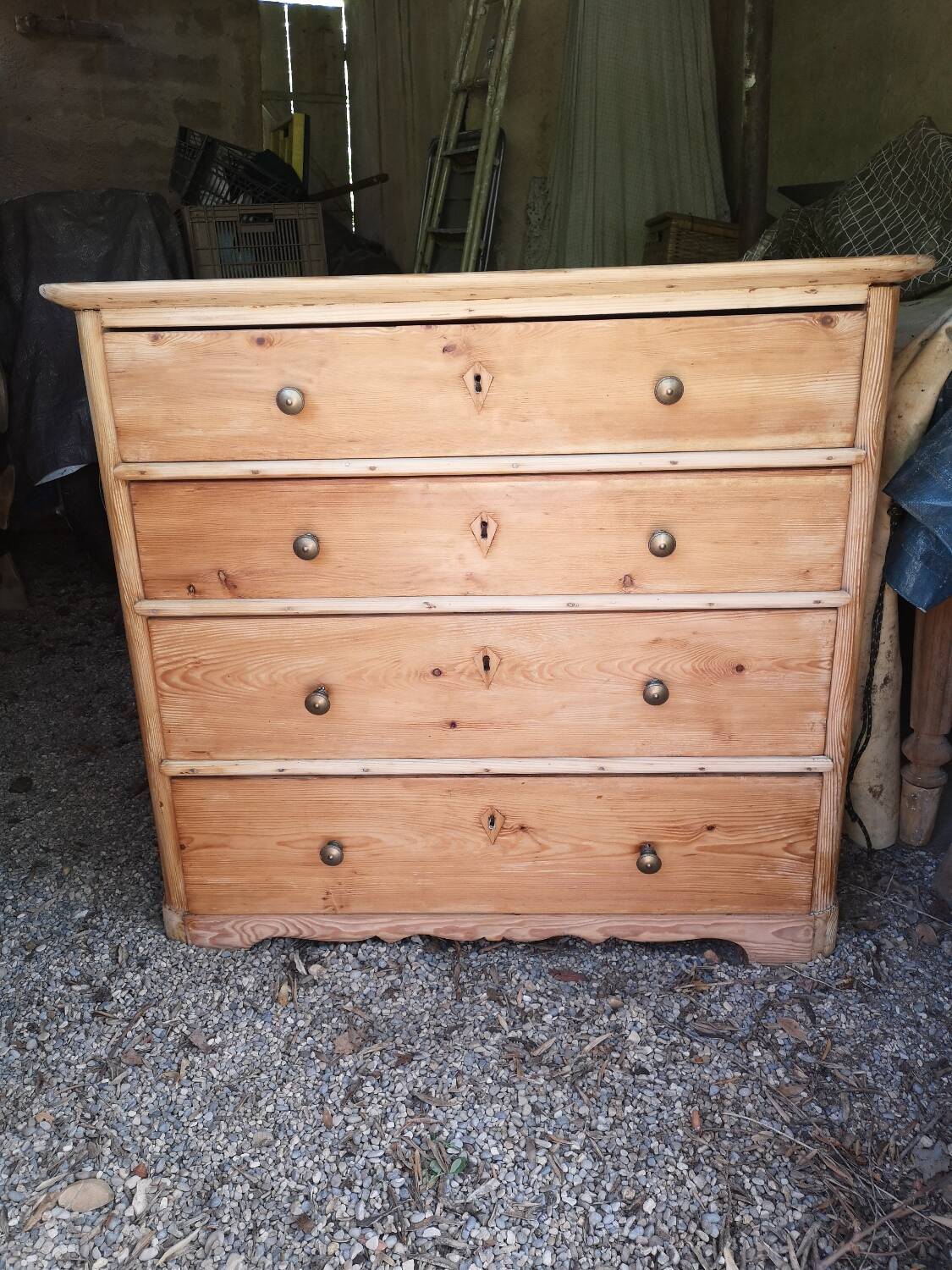 4-drawer pine chest of drawers