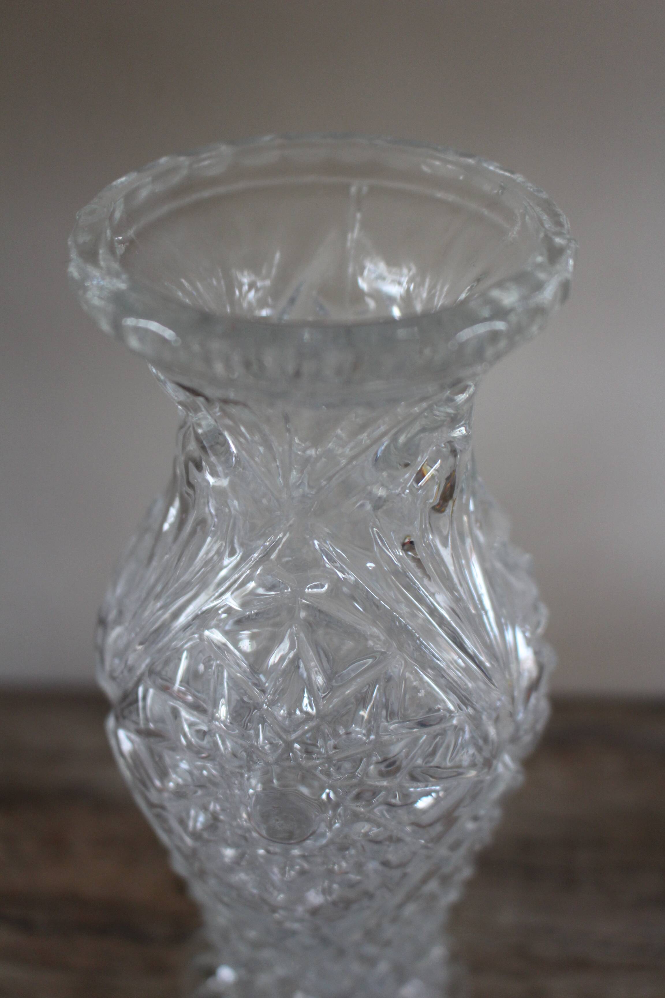 Structured glass vase with curved flowers