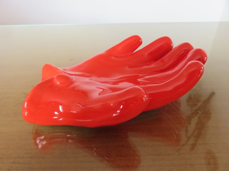 Empty hand-shaped pocket in red ceramic 80s