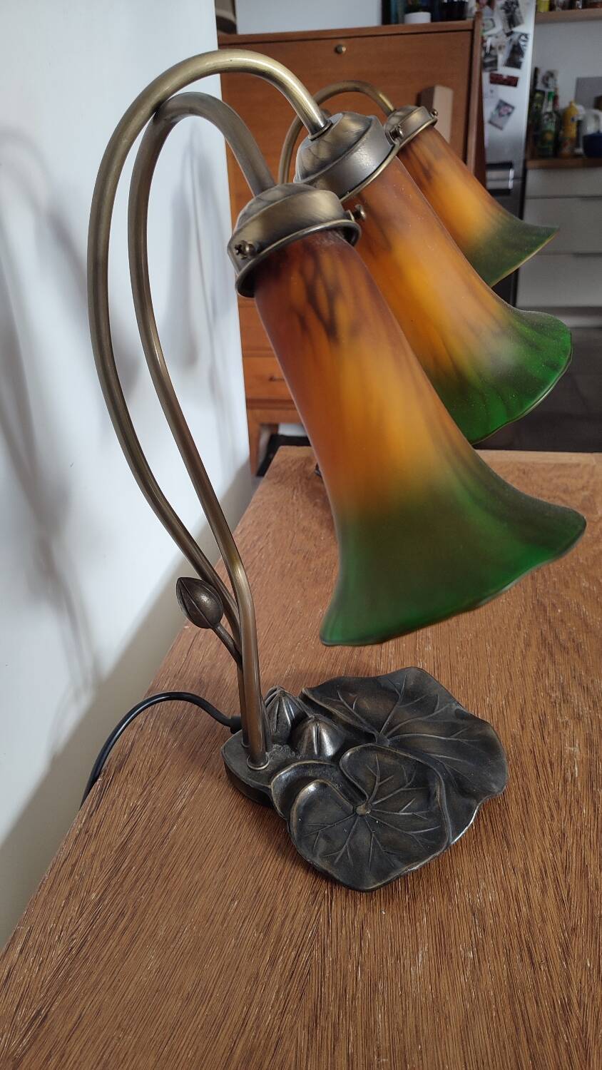 Deux lampes nénuphar en laiton et verre