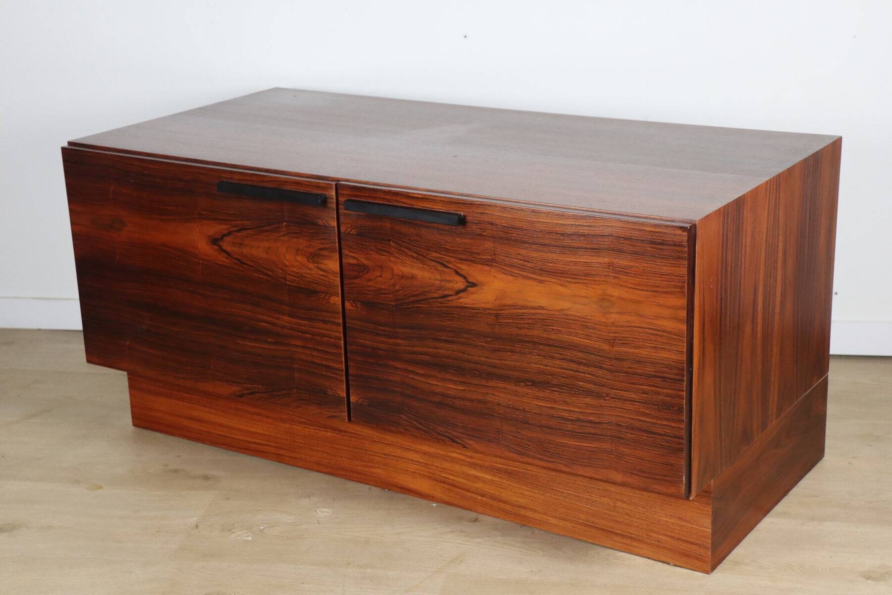 Low Scandinavian sideboard in rosewood – Ib Kofod Larsen – Denmark 1960
