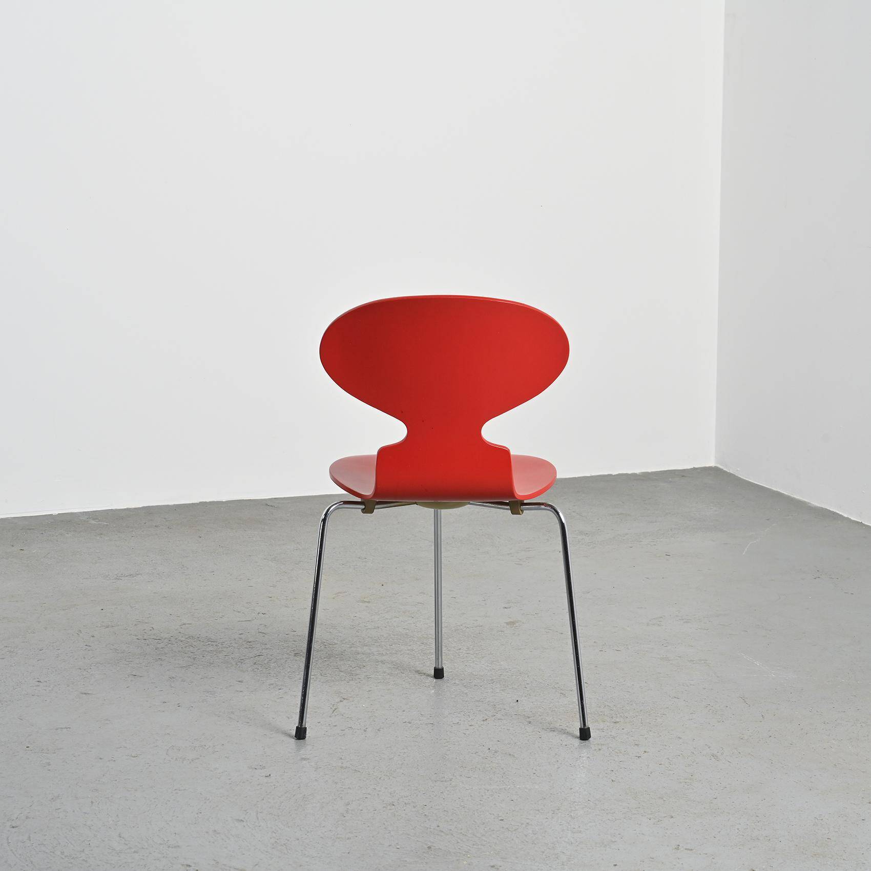 Ensemble de trois chaises "Fourmi", Arne Jacobsen, 1974