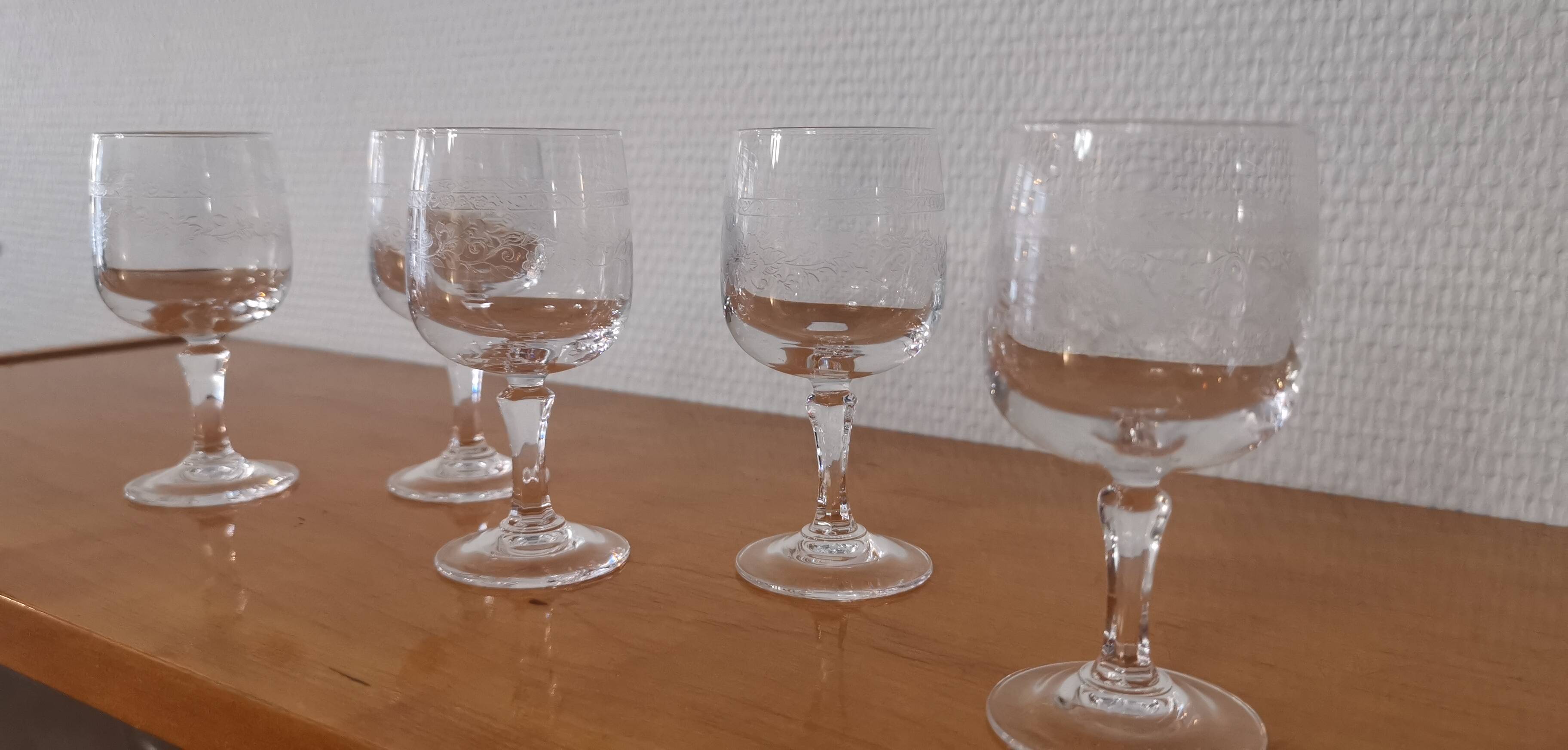 Set of 5 old port glasses with engraved crystal stems