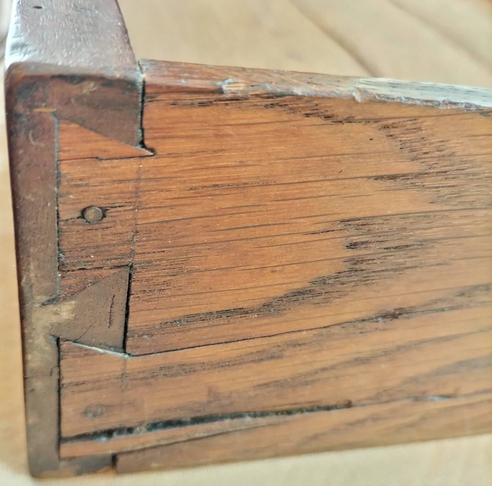 Jumping chest of drawers with 3 drawers in solid walnut, Restoration style.