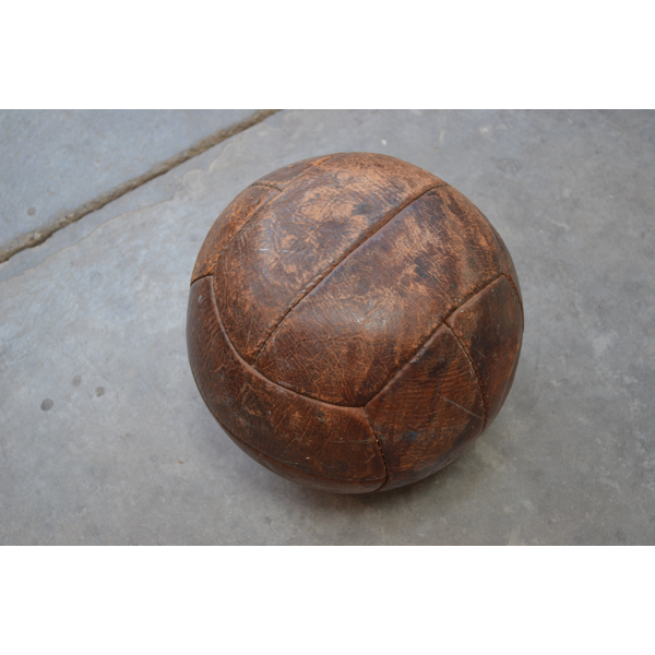 Ballon de football ancien en cuir marron Selency Ballon de football ancien en cuir marron Selency