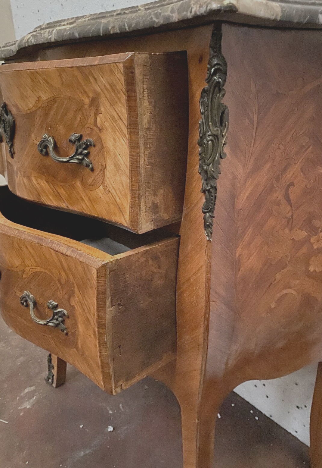 Curved chest of drawers Louis XV style in XX century marquetry