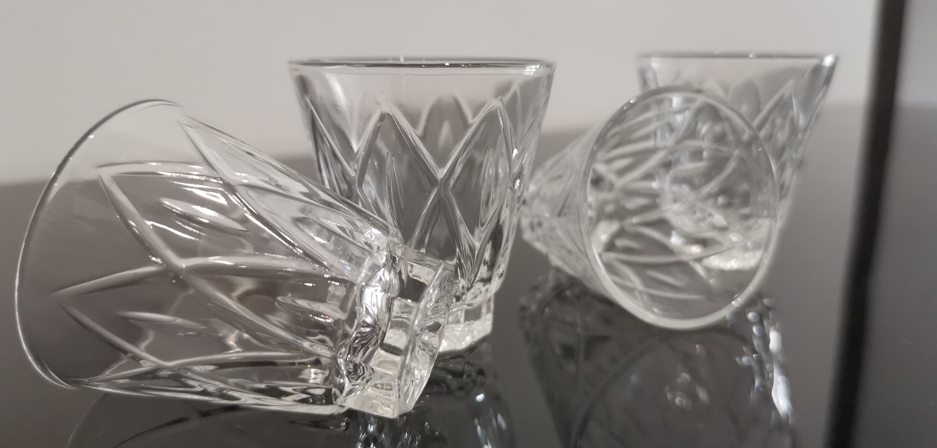 Set of 4 digestive glasses in vintage shell chiseled crystal