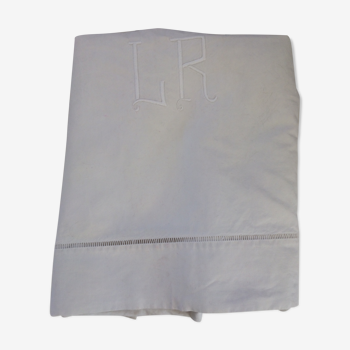 Drap blanc avec monogramme et jours