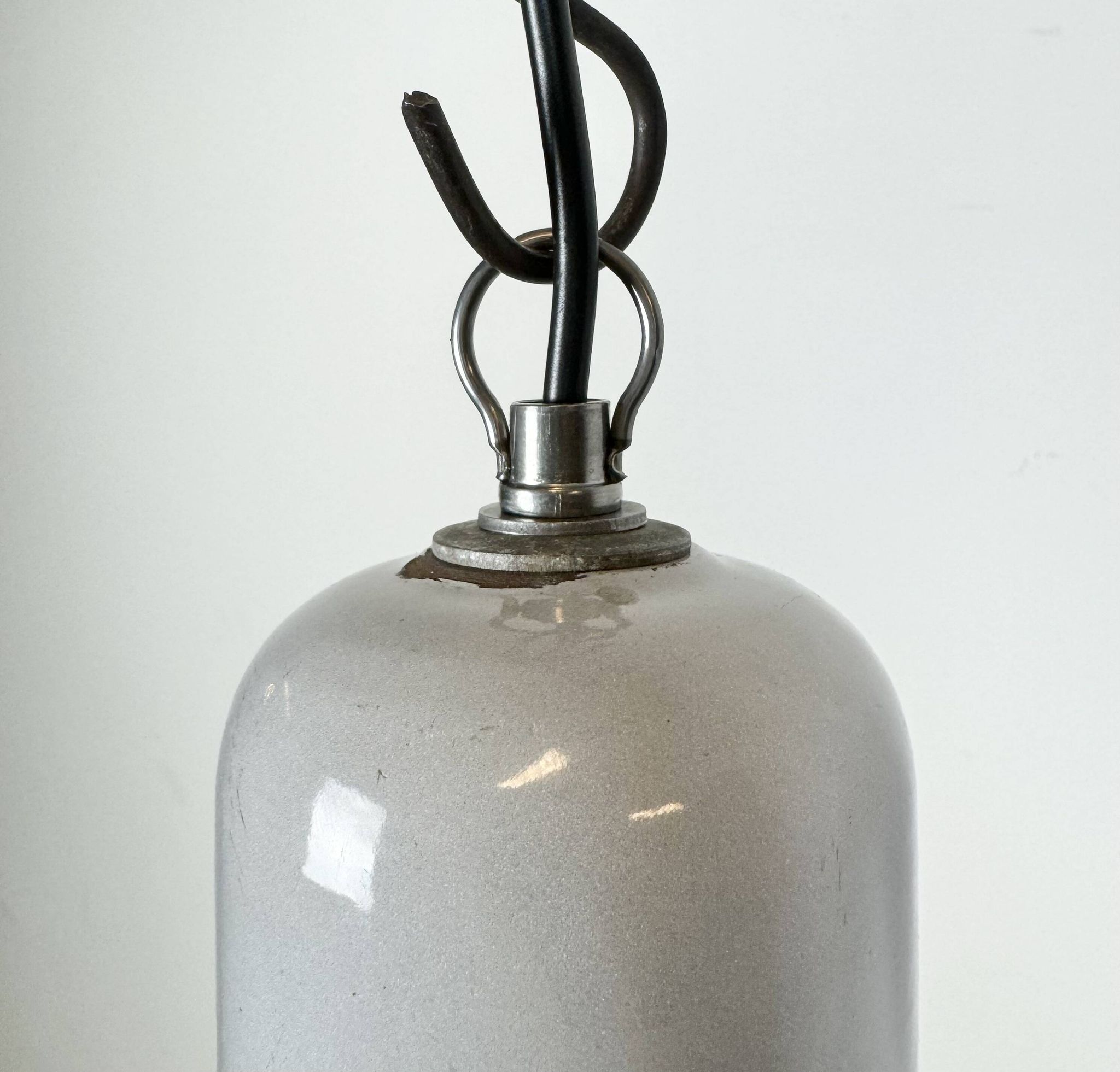 Lampe à suspension industrielle en émail gris, années 1960