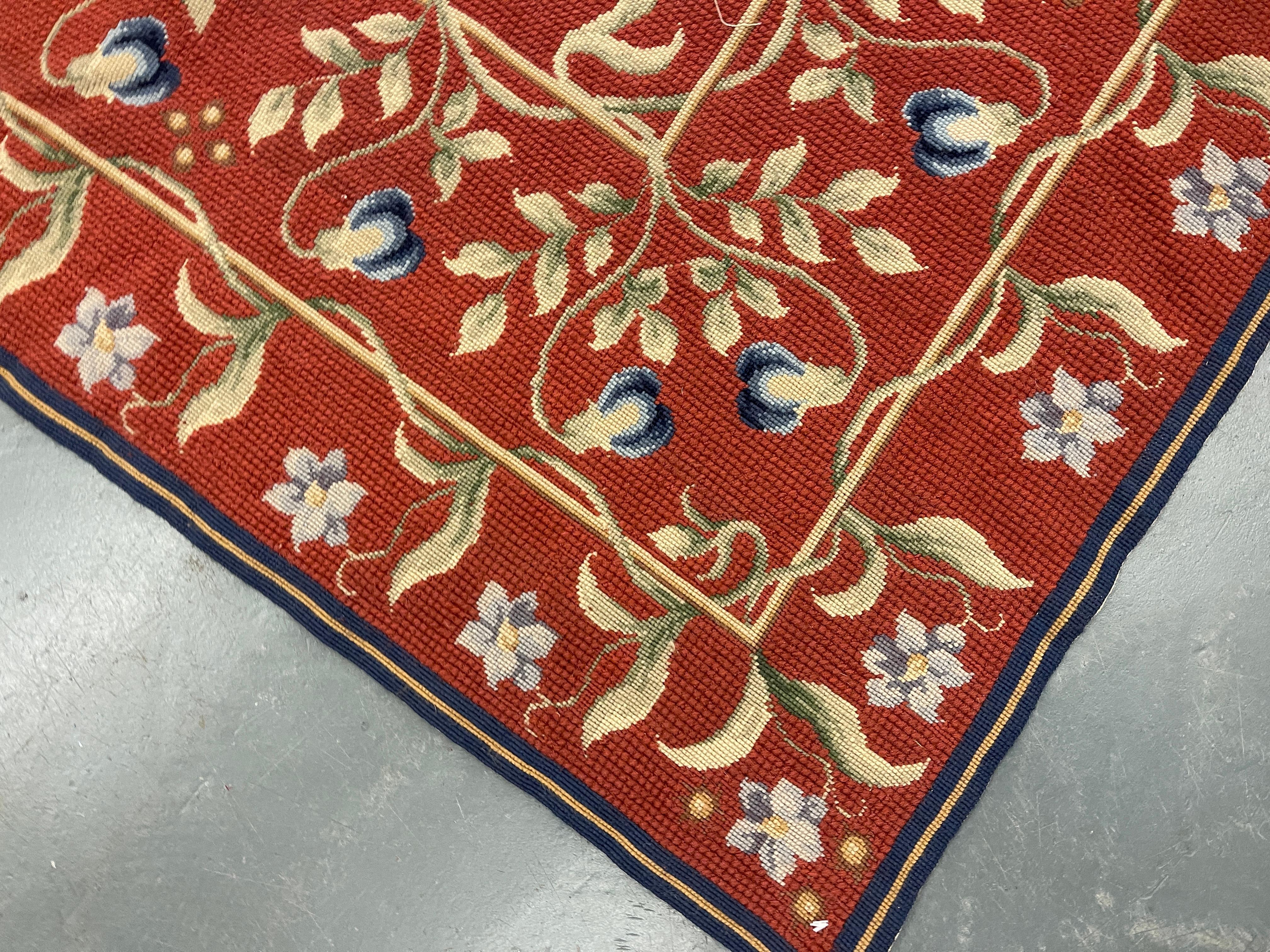 Tapis traditionnel bordeaux style Aubusson floral en laine tissé à la main en point de croix