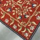 Tapis traditionnel bordeaux style Aubusson floral en laine tissé à la main en point de croix