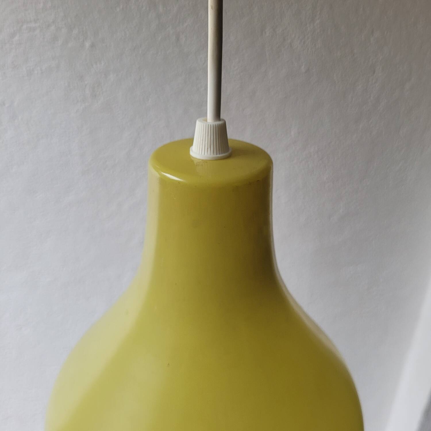 Suspension en verre opalin jaune chartreuse & décor géométrique doré