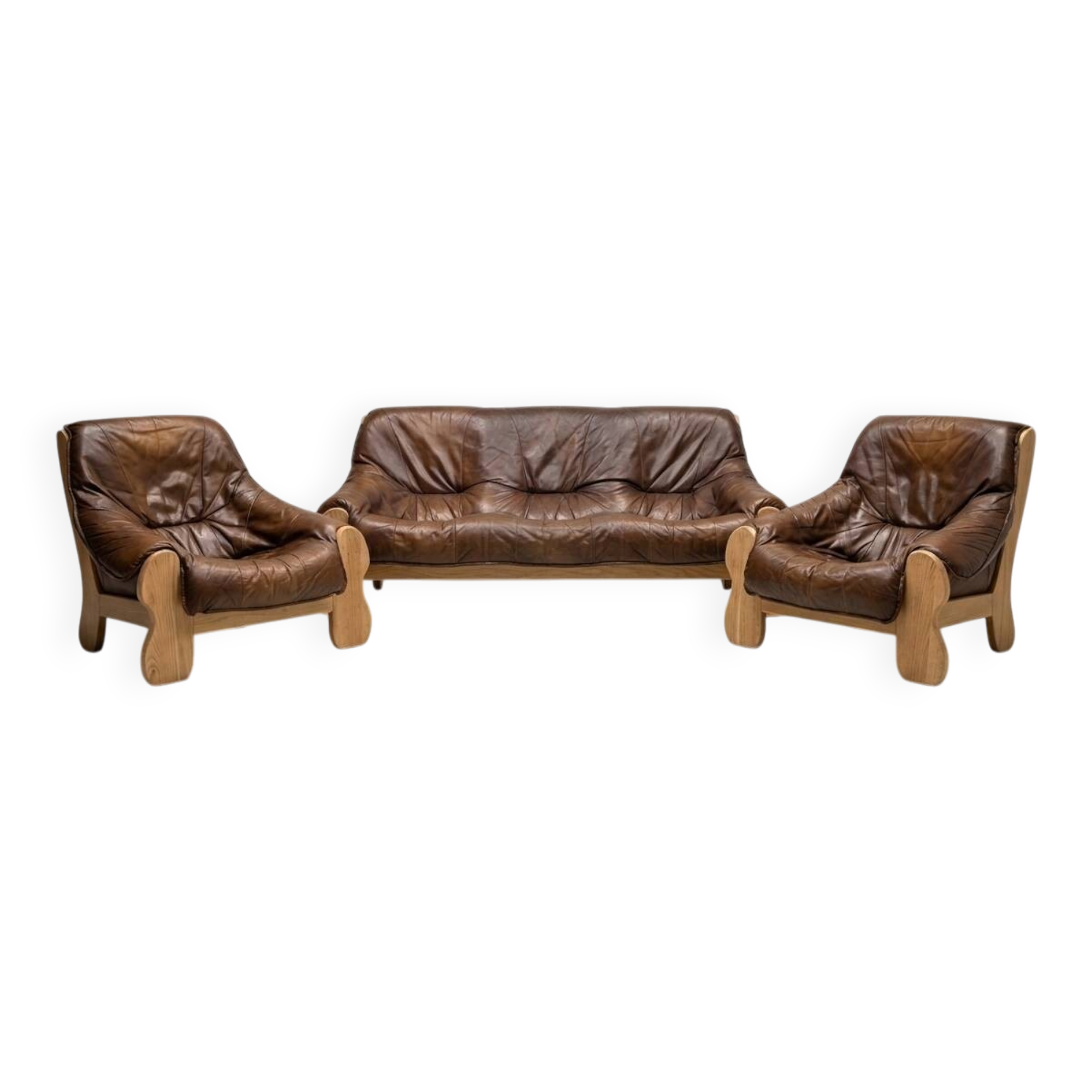 Living room set with 1 sofa and 2 armchairs.