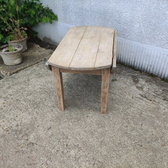 Folding round coffee table