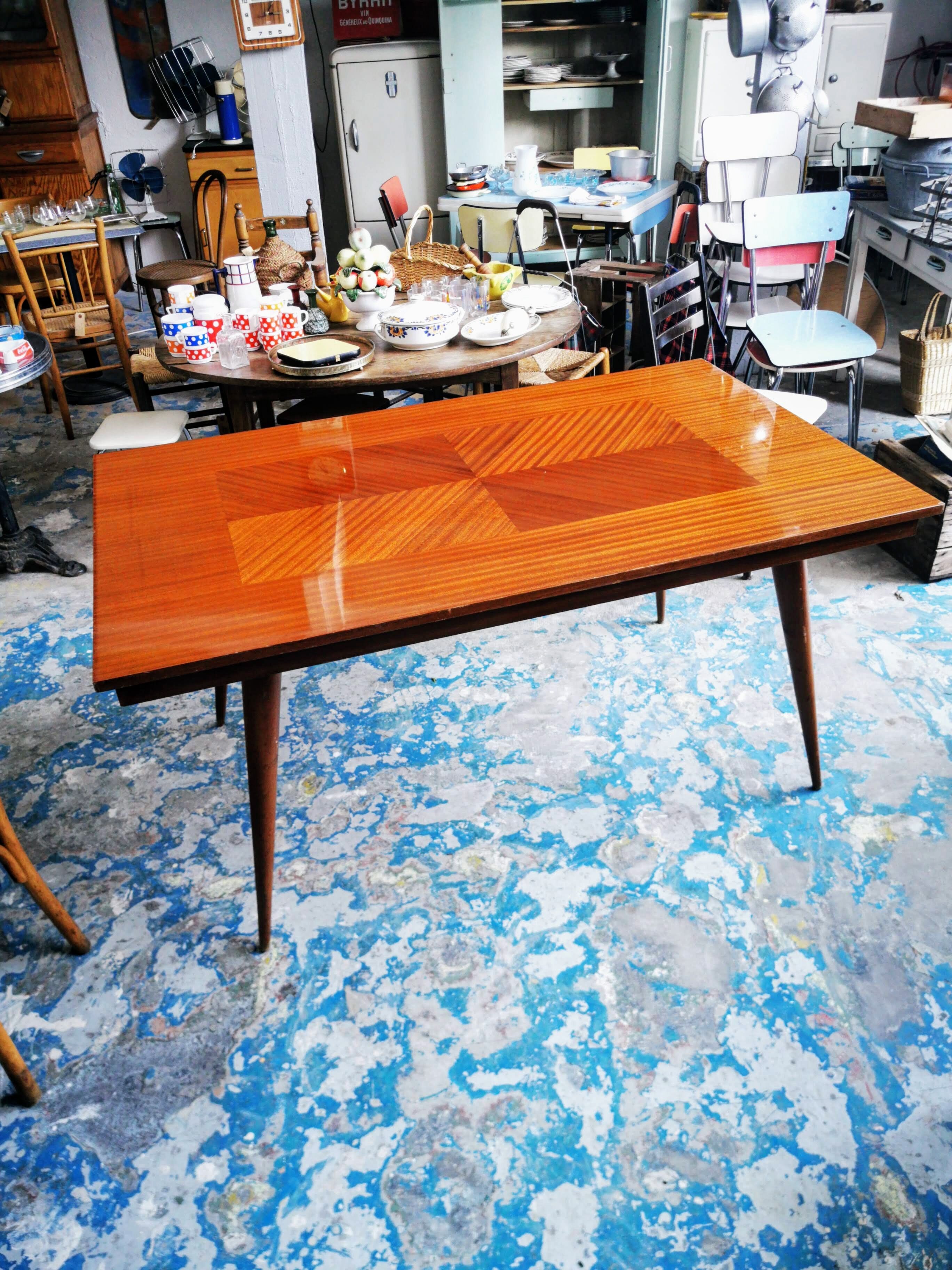 Expandable vintage table with compass feet
