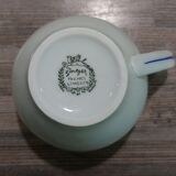 Singer tea cup with built-in tea filter