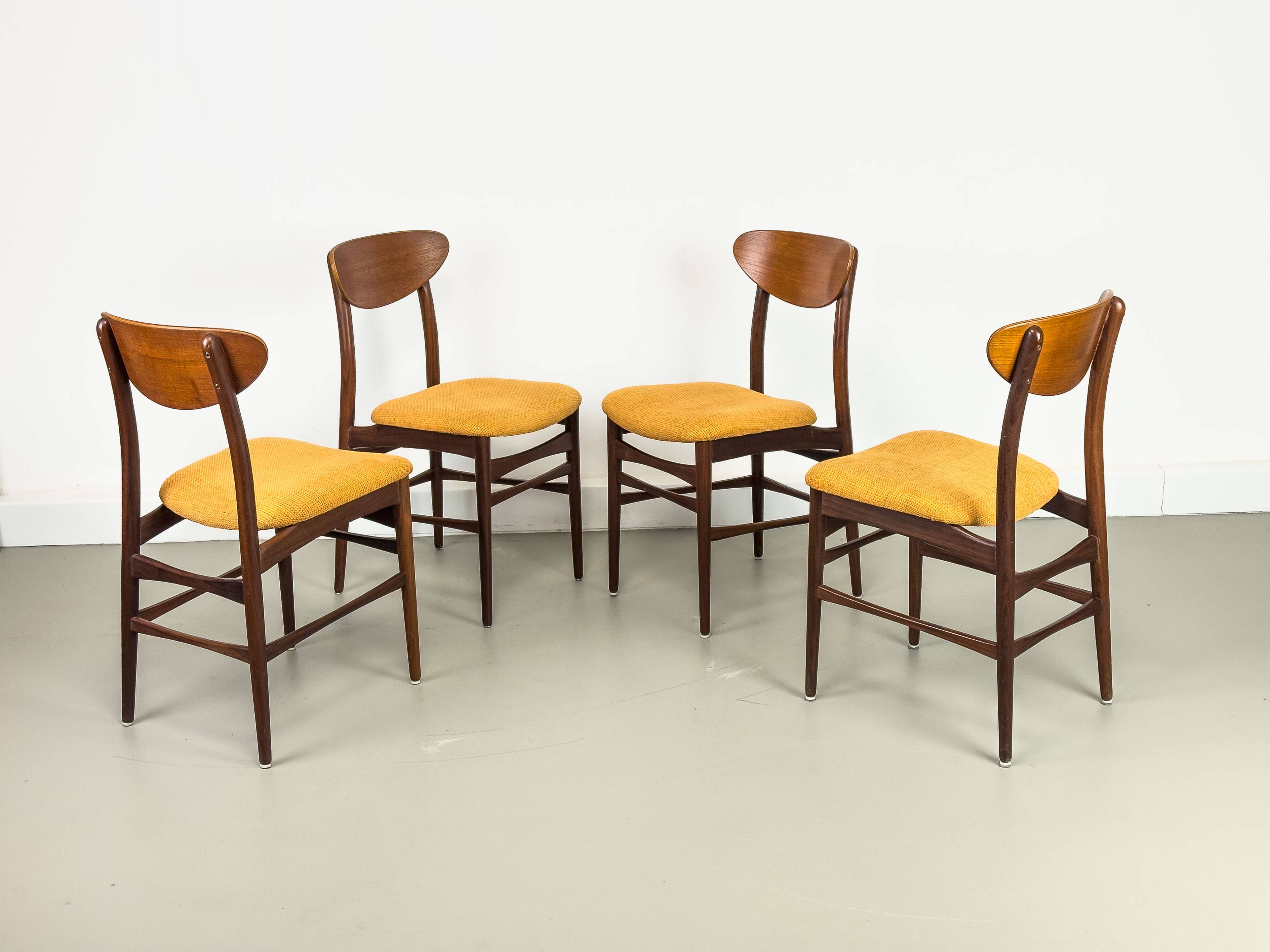 Lot de 4 chaises de salle à manger, années 1960