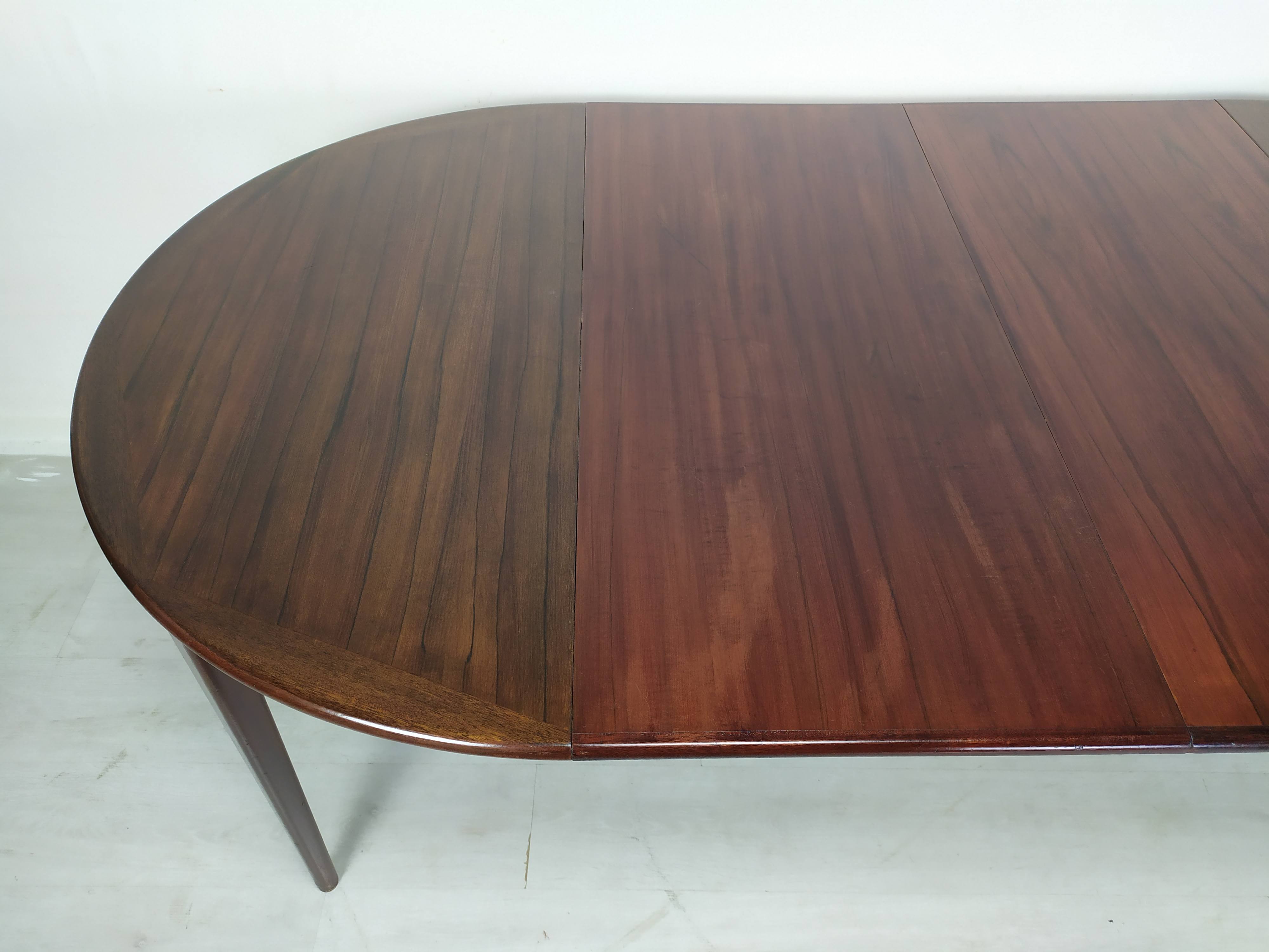 Scandinavian extendable table