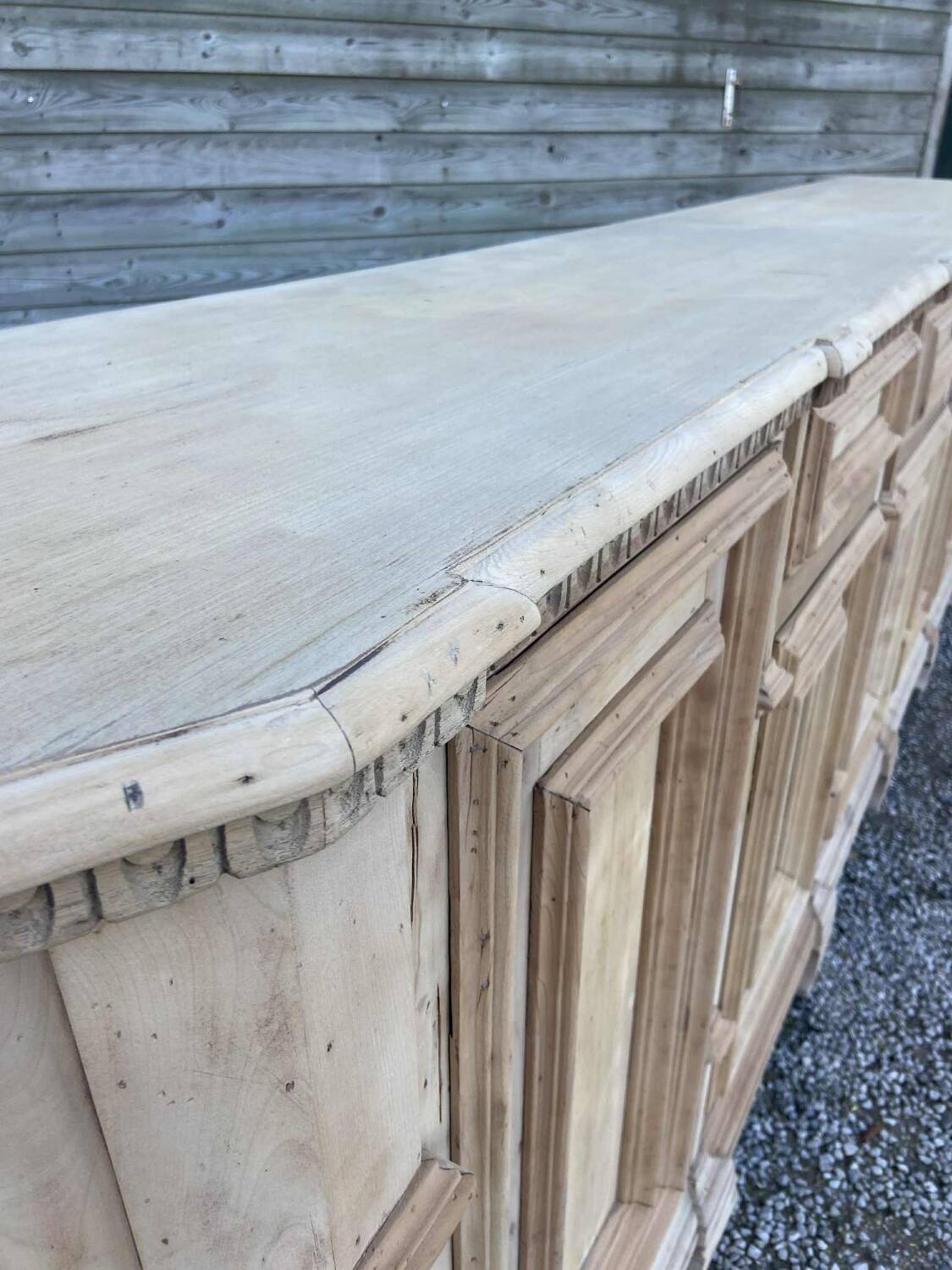 Bar / comptoir en bois brut