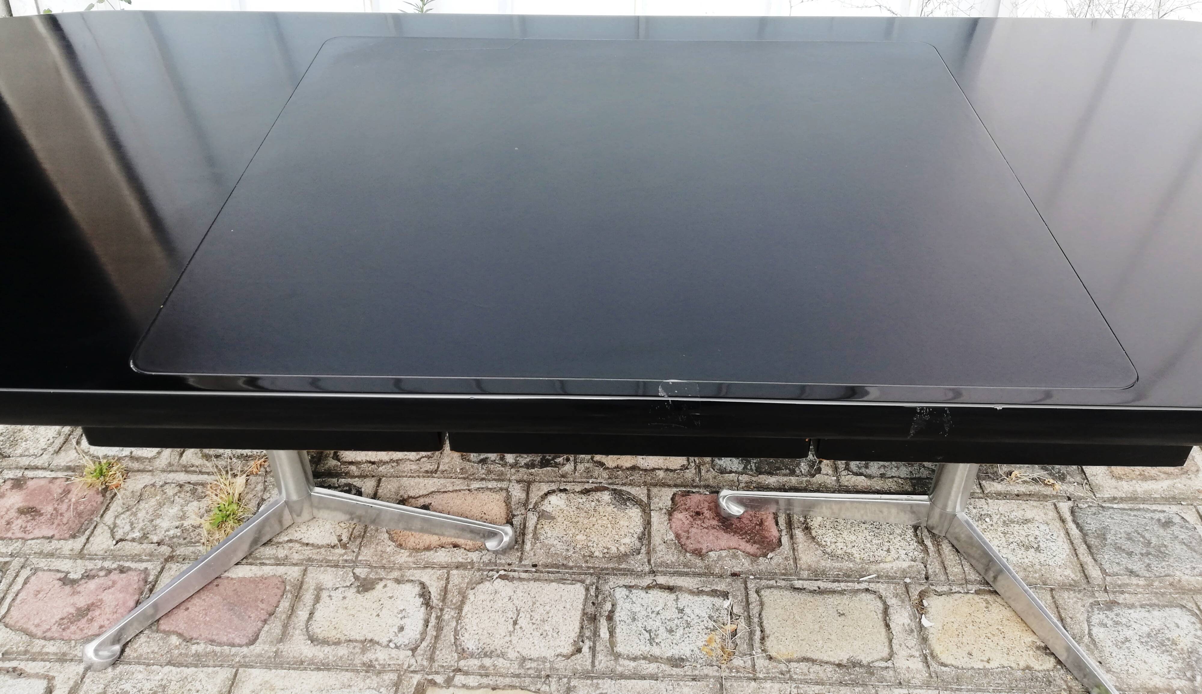 Boomerang T96 desk, Tecno