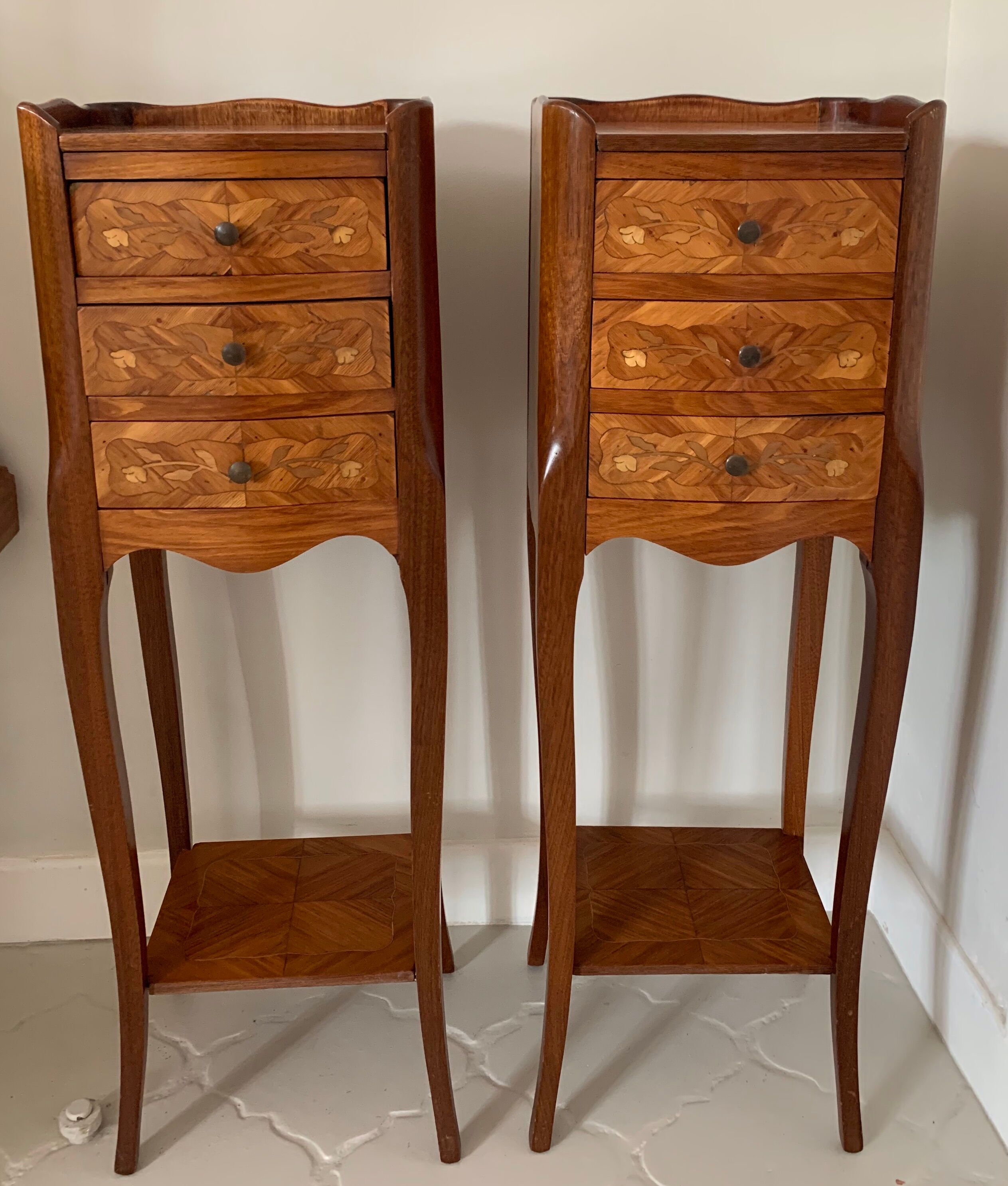 Pair of small tales of bedside wood marquetairie