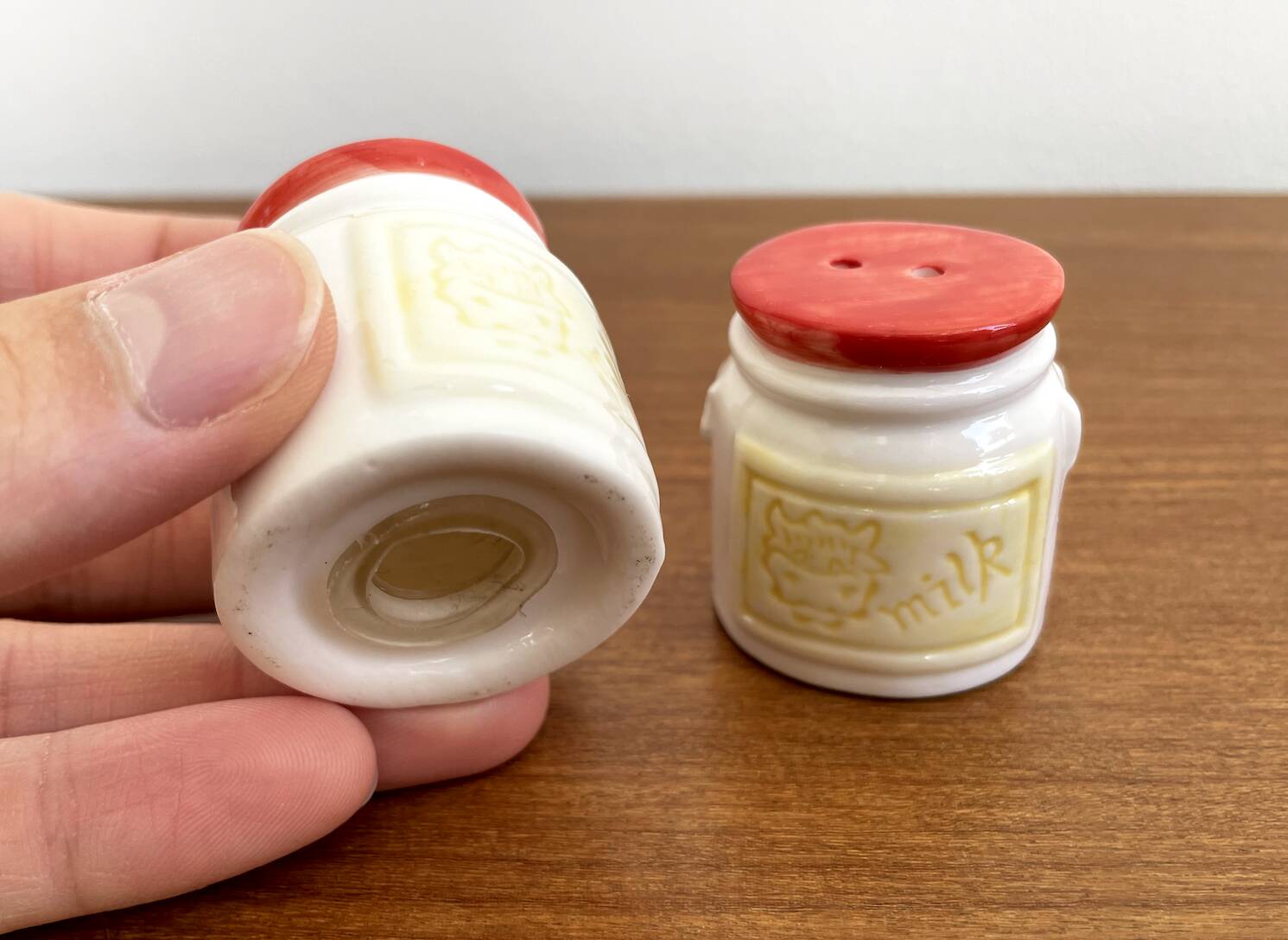 Salt and pepper shakers in the shape of milk cans with a cow on it, dutch vintage ceramic tableware