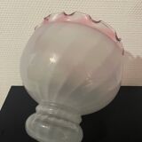 Suspension en verre voilé blanc liseret rose