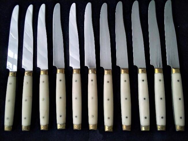 10 Vintage Bakelite, brass and stainless steel cheese knives