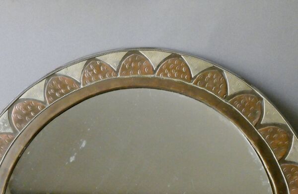 Grand miroir rond marocain en laiton rt cuivre ciselé, années 70-80