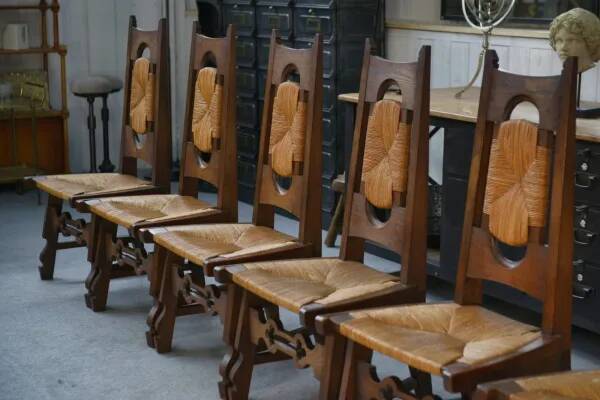 8 rustic oak chairs combining modern lines and Breton craftsmanship by a student of Joseph Savina 1950s