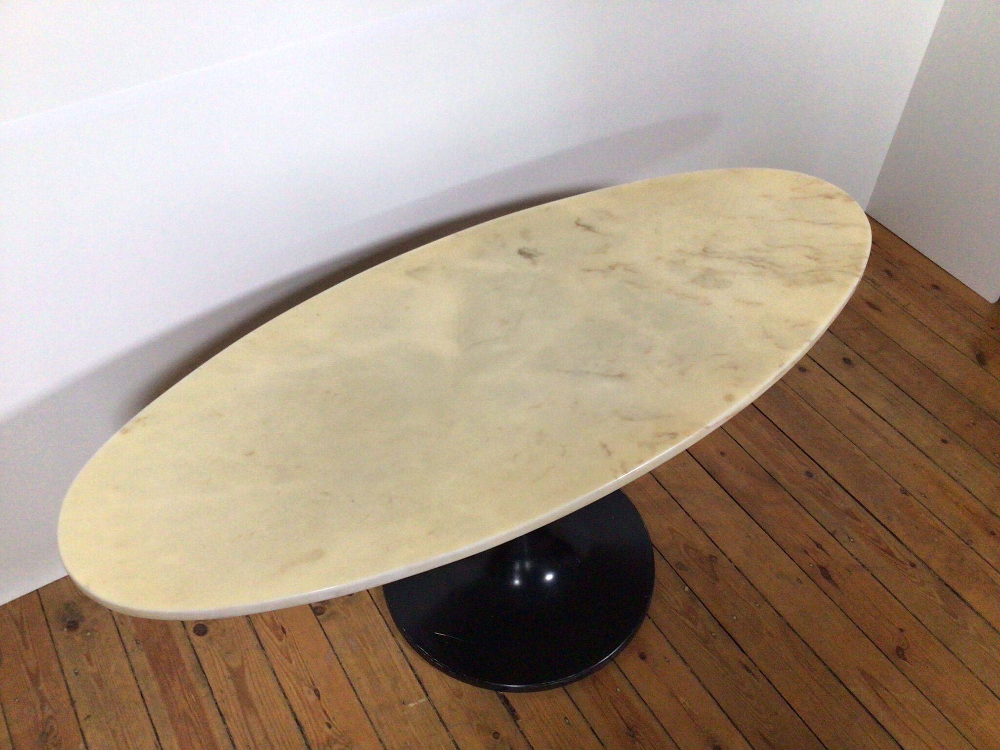 Table basse en marbre sur un socle tulipe