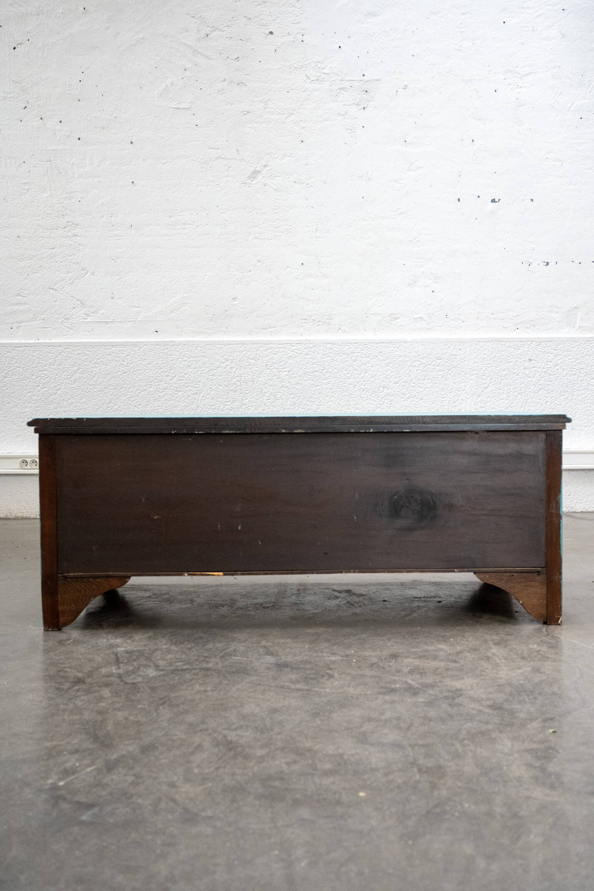 Meuble bas en bois peint