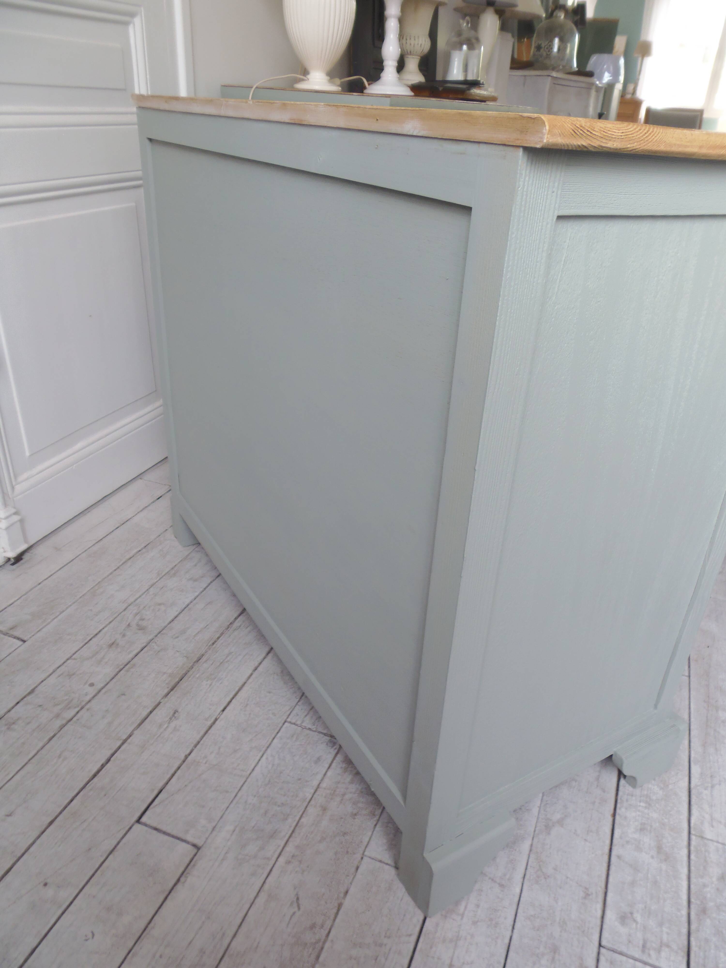 Compact buffet re-enchanted in grey-green, wooden top.