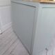 Buffet compacte  réenchantée en vert de gris, plateau bois.