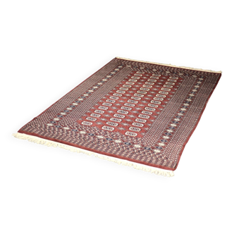 Tapis oriental Boukhara rouge tissé à la main, années 1960