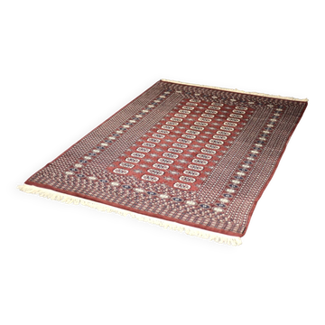 Tapis oriental Boukhara rouge tissé à la main, années 1960