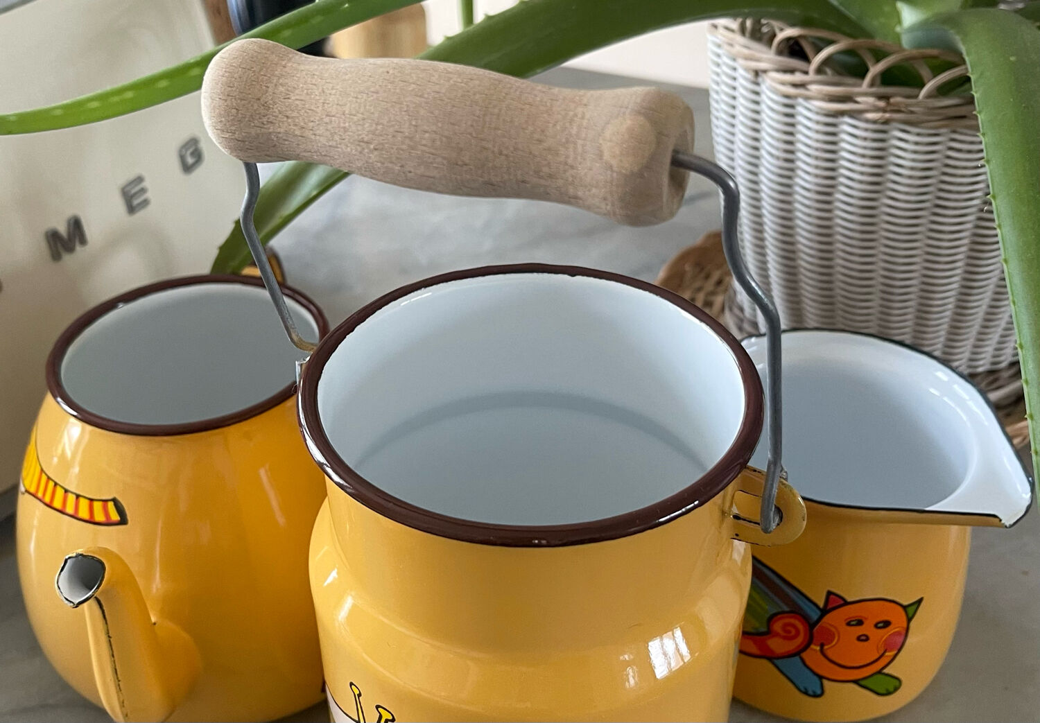 Enamelled sheet metal tea set